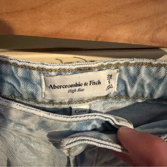 Abercrombie & Fitch Curve Love High Rise
Loose Shorts Light Wash - Picture 3 of 5